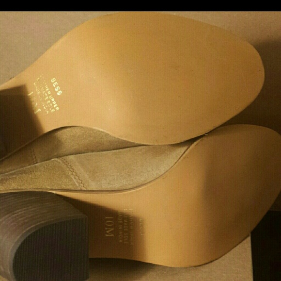 🍁🍂FALL MUST HAVE 🍁🍂Tan Suede Booties. Sz.10M - Picture 4 of 6